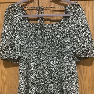 Short sleeve cinched empire waist dress. Black floral Gap large